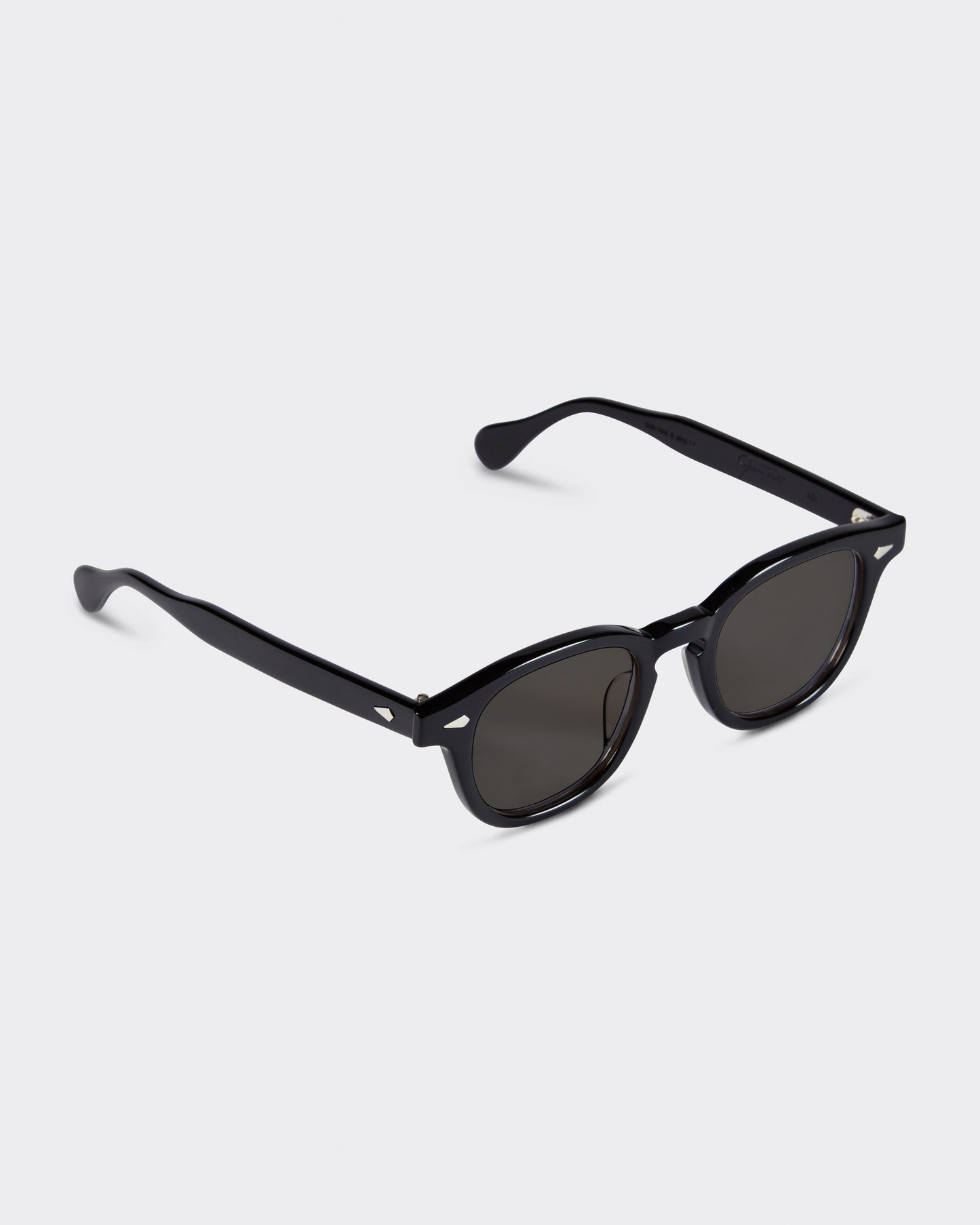 AR : Black
