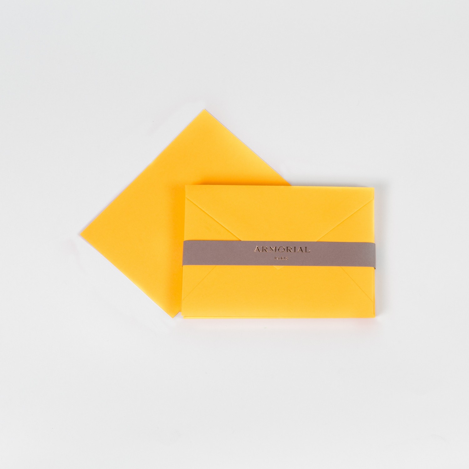 Enveloppes Postales Multicolores Empilées Sur Un Fond Jaune Vif Concept De  Courrier Ou De Livraison