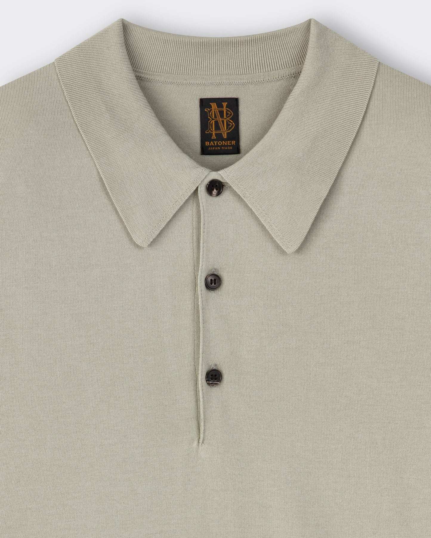 Batoner Sea Island cotton polo shirt almond green — collar detail