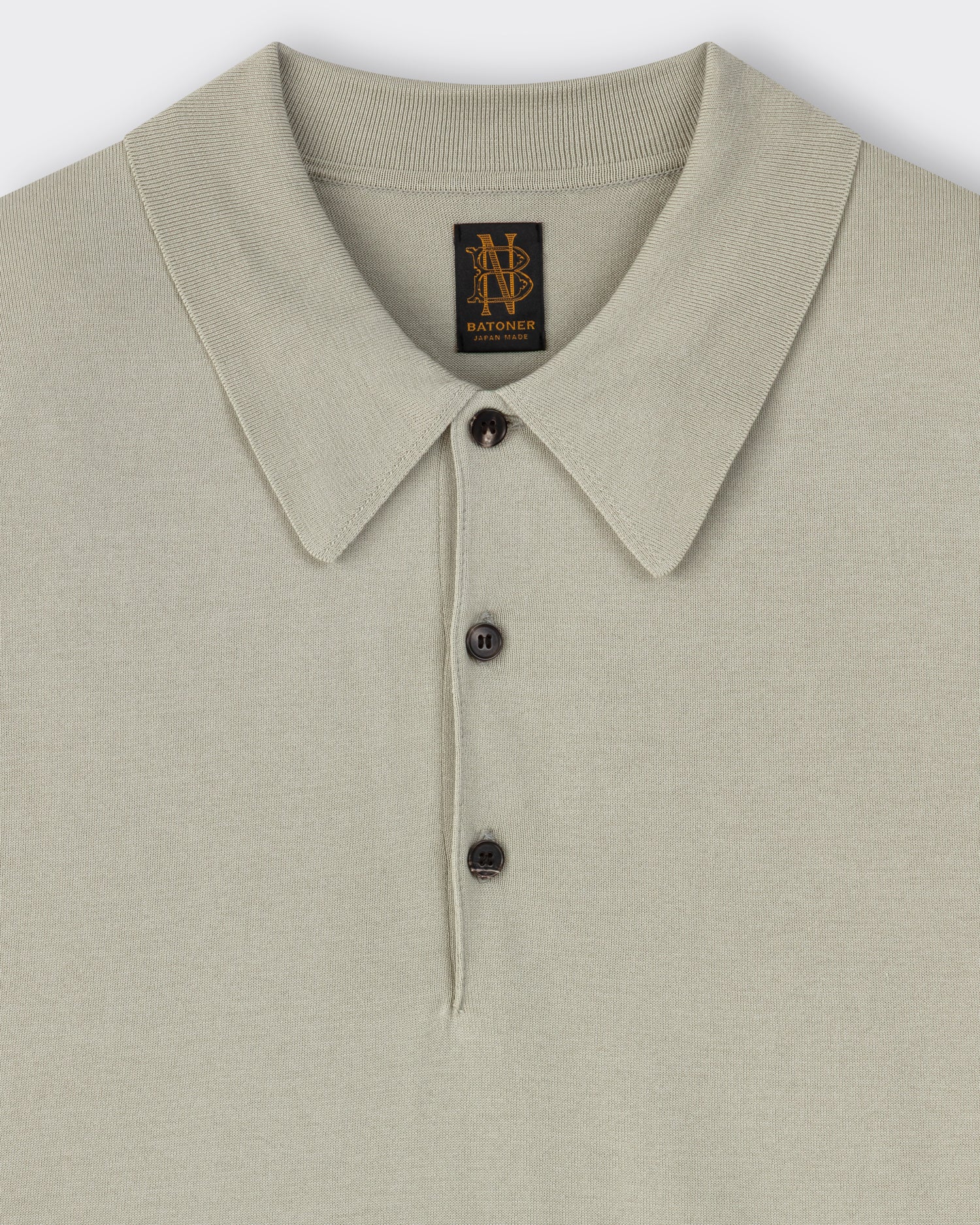 Batoner Sea Island cotton polo shirt almond green — collar detail