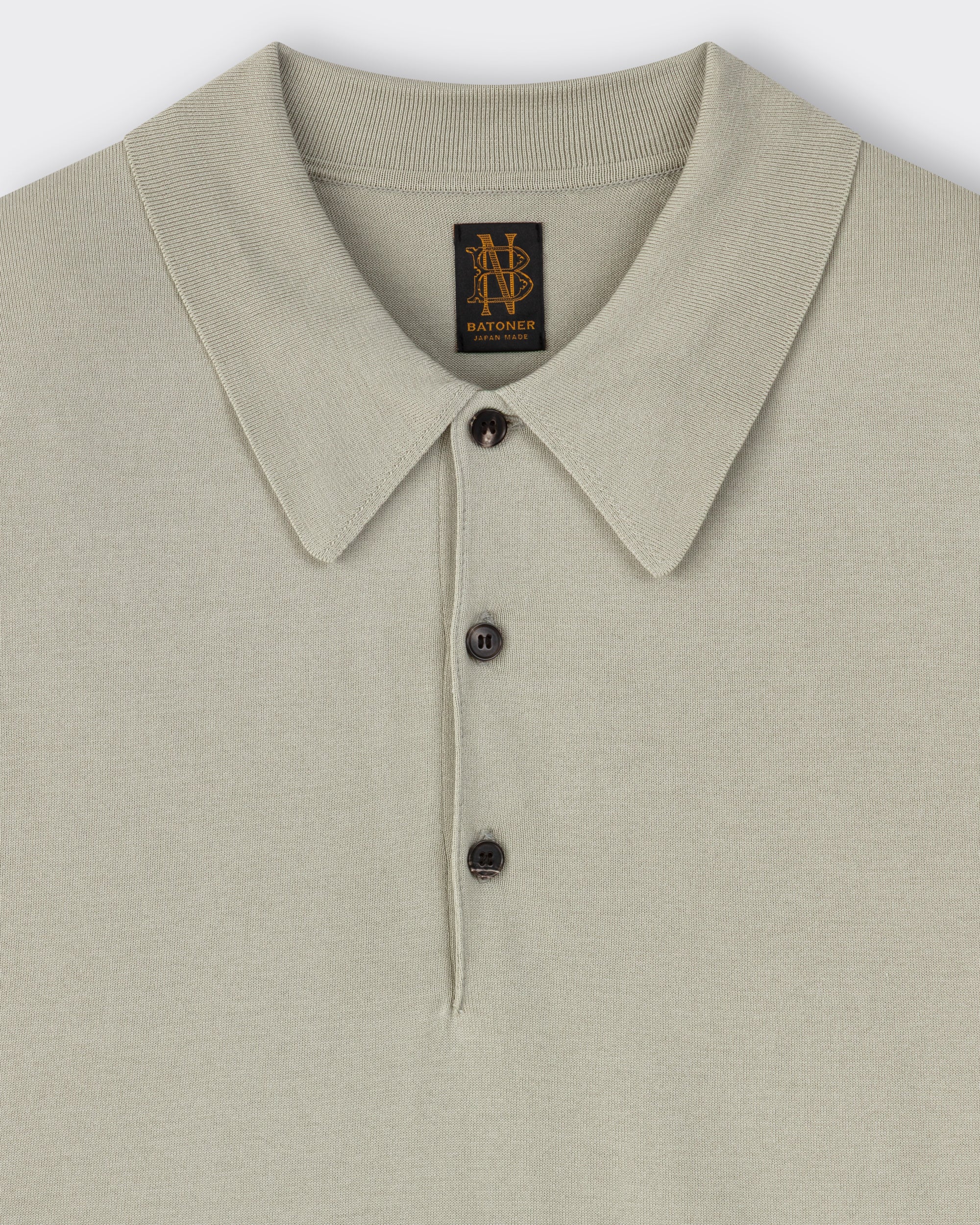 Batoner Sea Island cotton polo shirt almond green — collar detail