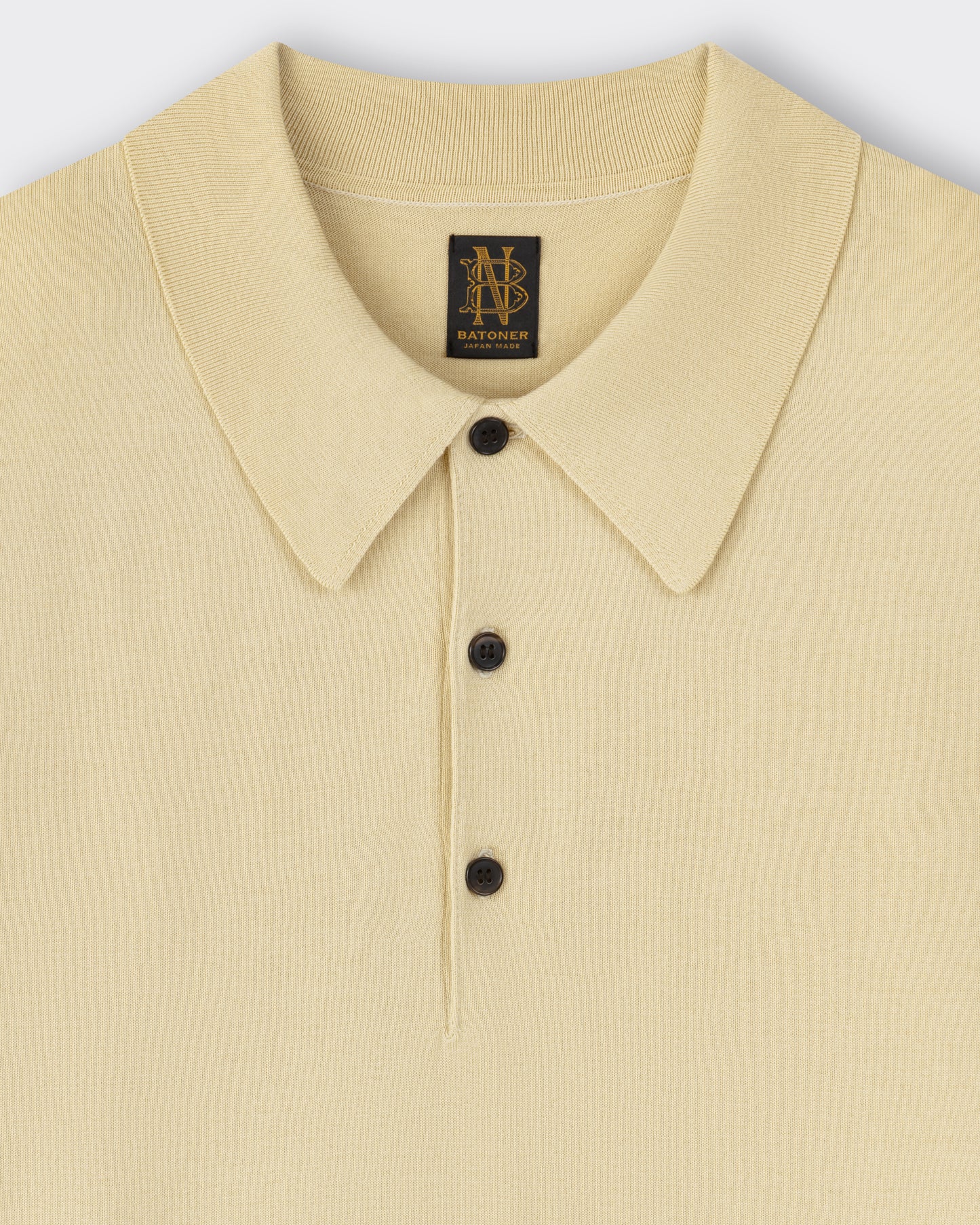 Batoner Sea Island cotton polo shirt straw yellow — collar detail
