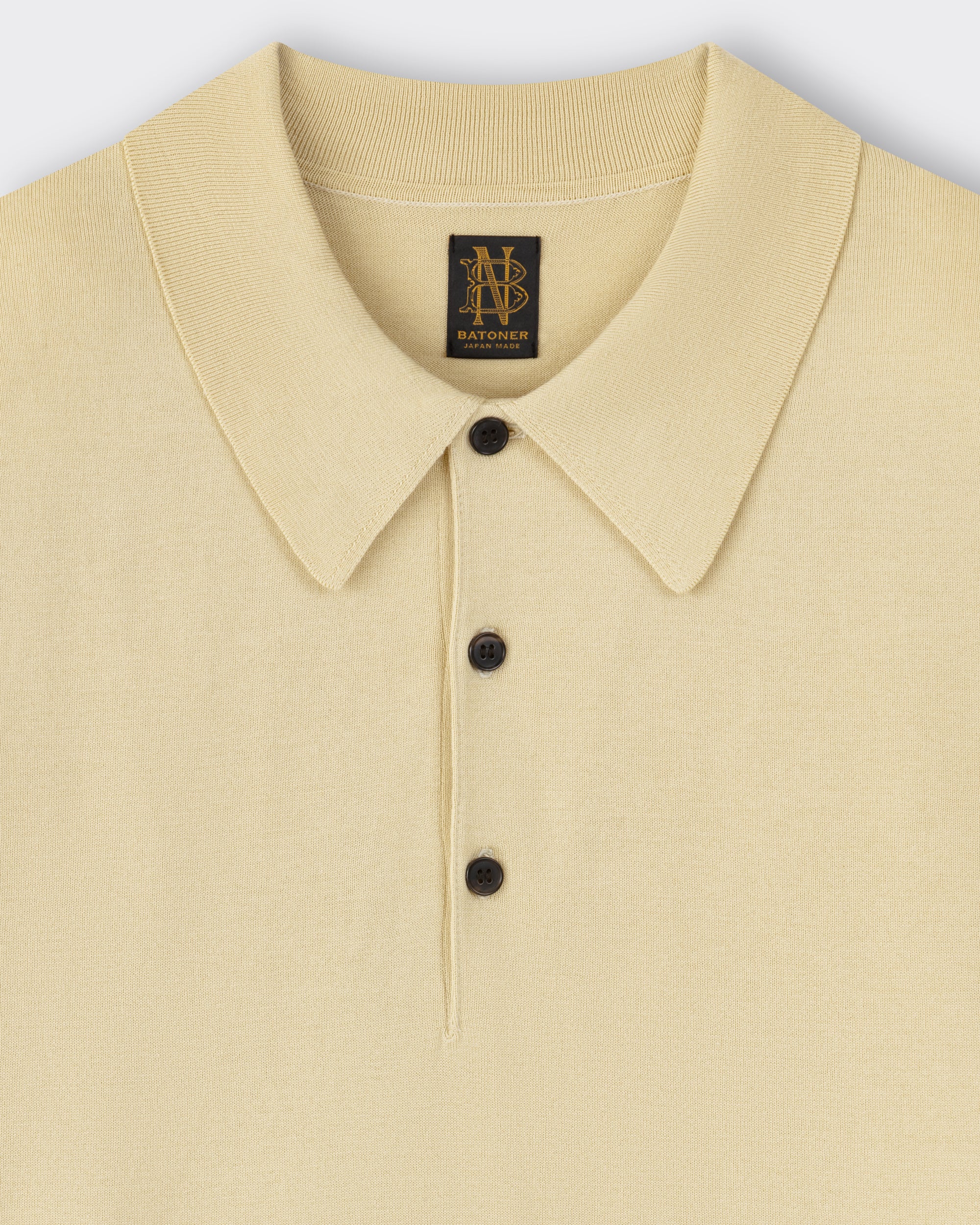 Batoner Sea Island cotton polo shirt straw yellow — collar detail