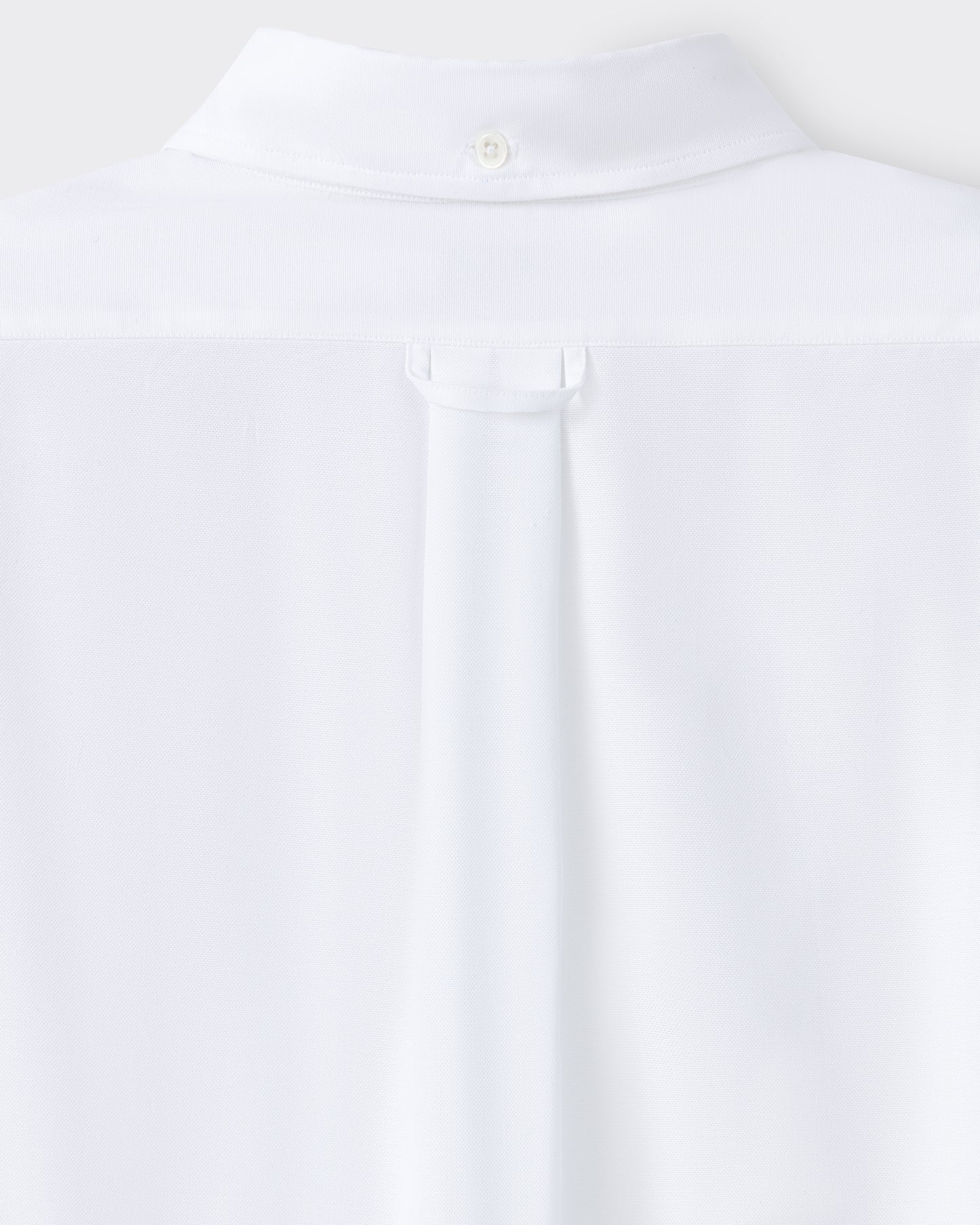 Back box pleat and locker loop detail, white OCBD shirt, BEIGE HABILLEUR PARIS