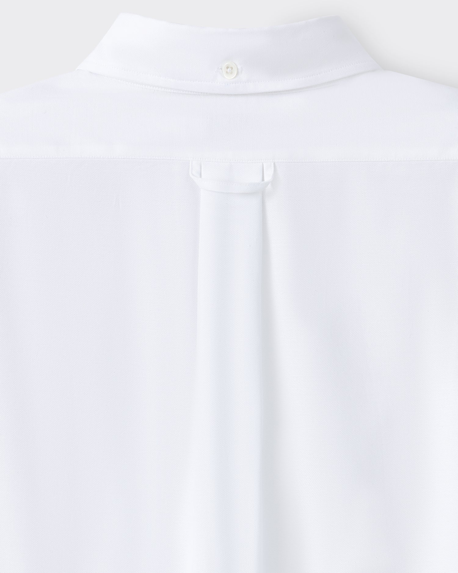 Back box pleat and locker loop detail, white OCBD shirt, BEIGE HABILLEUR PARIS