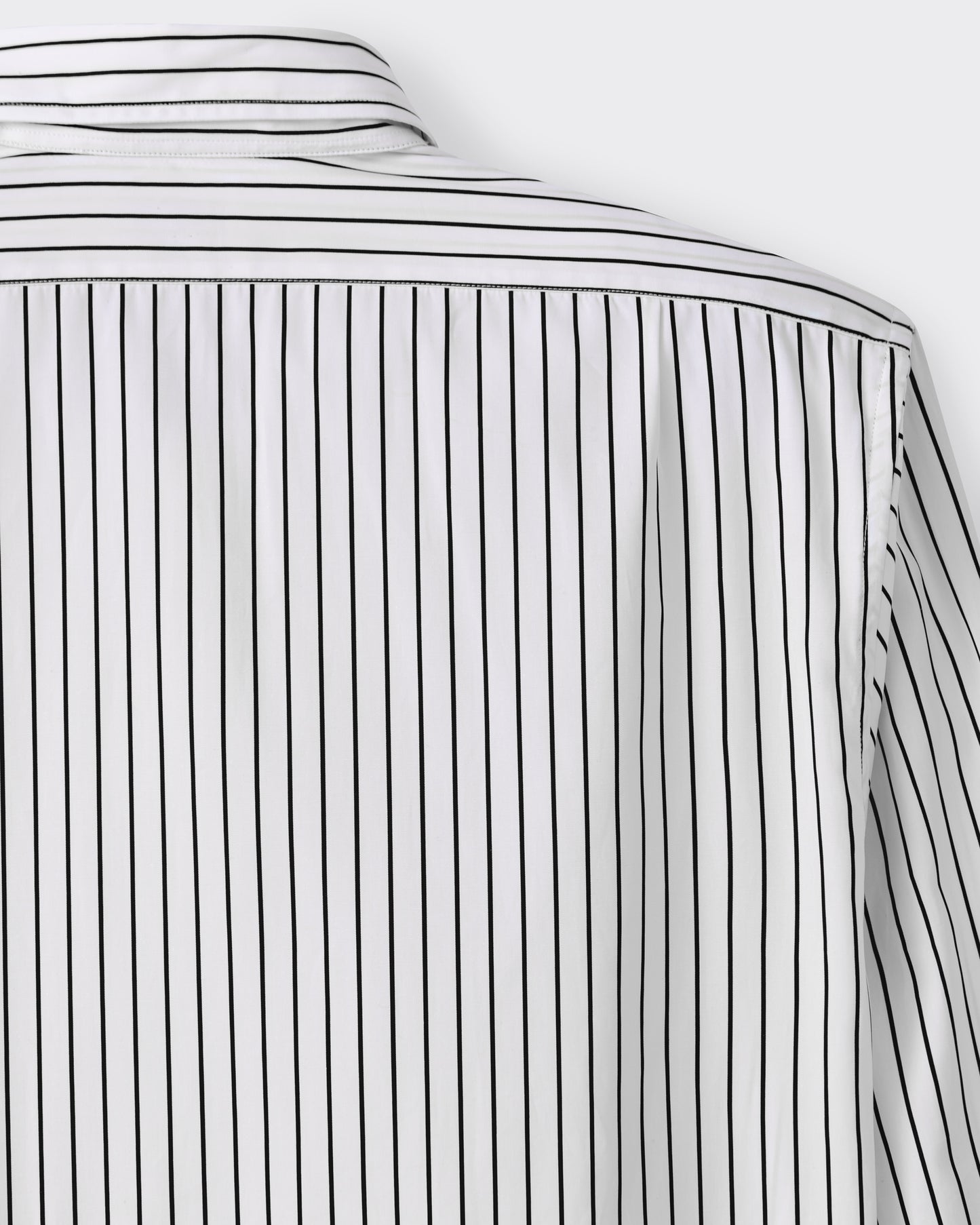 Back pleats detail, white and black poplin shirt, BEIGE HABILLEUR PARIS