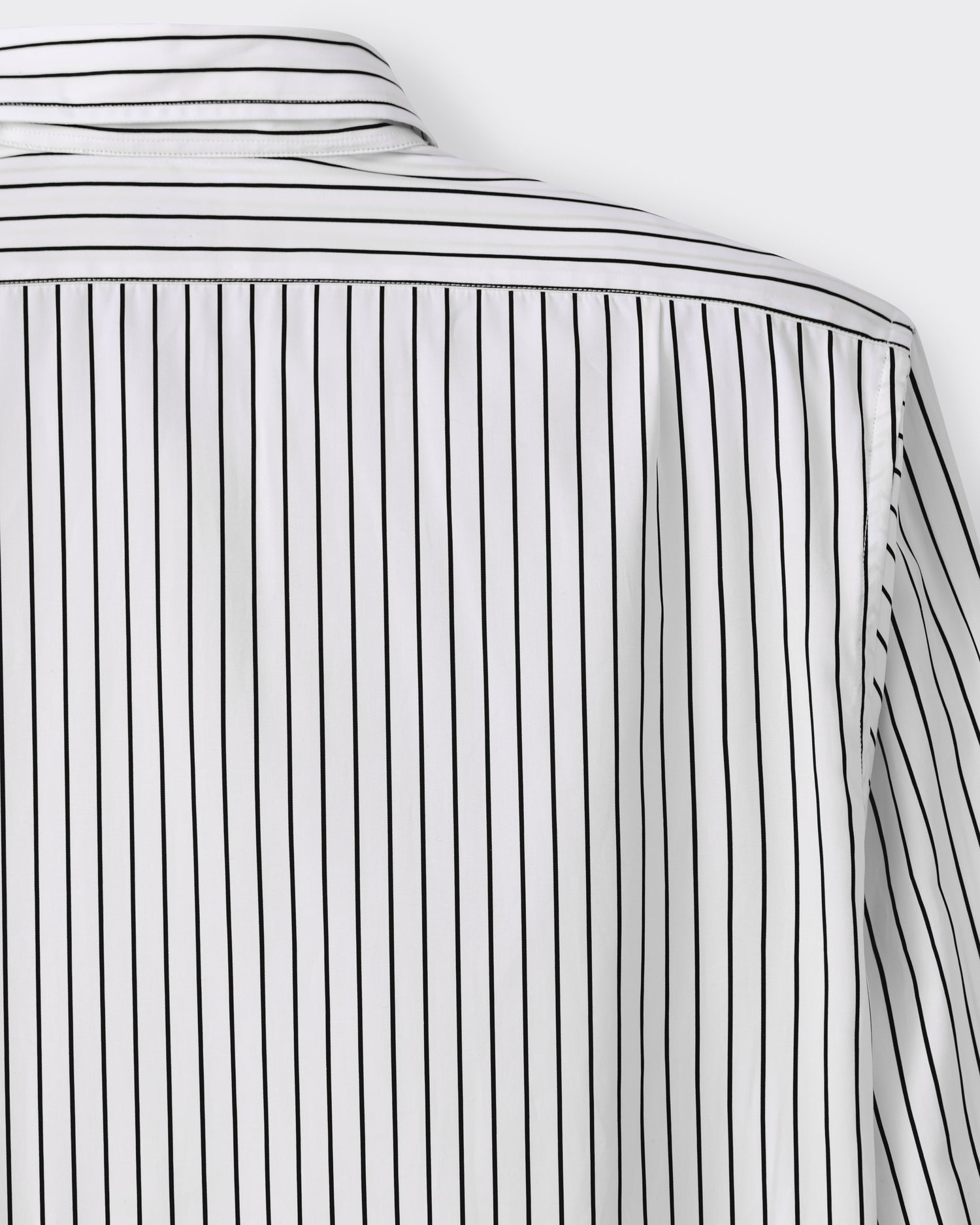 Back pleats detail, white and black poplin shirt, BEIGE HABILLEUR PARIS