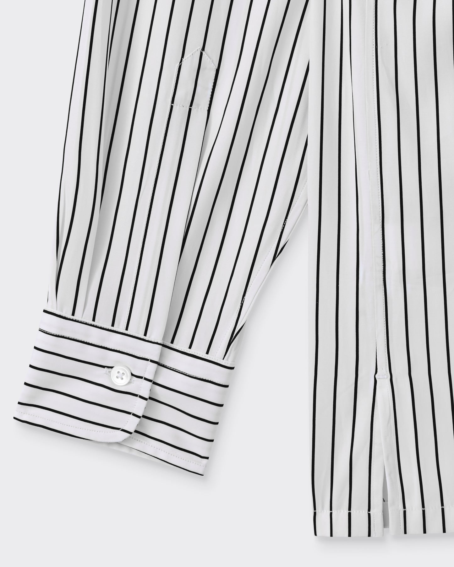 Cuff detail with mother-of-pearl button, white and black poplin shirt, BEIGE HABILLEUR PARIS