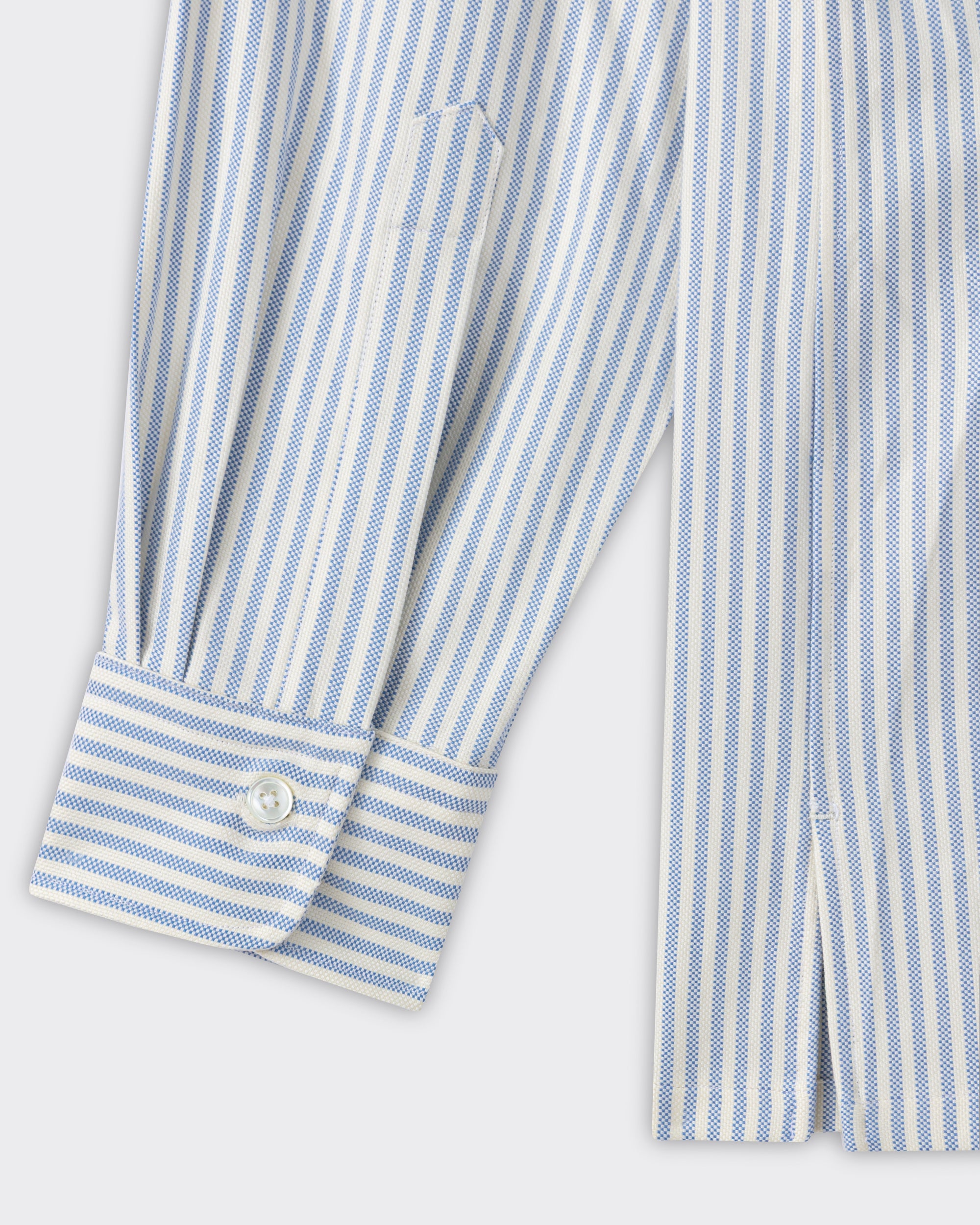 Cuff detail with mother-of-pearl button, cream and blue oxford shirt, BEIGE HABILLEUR PARIS