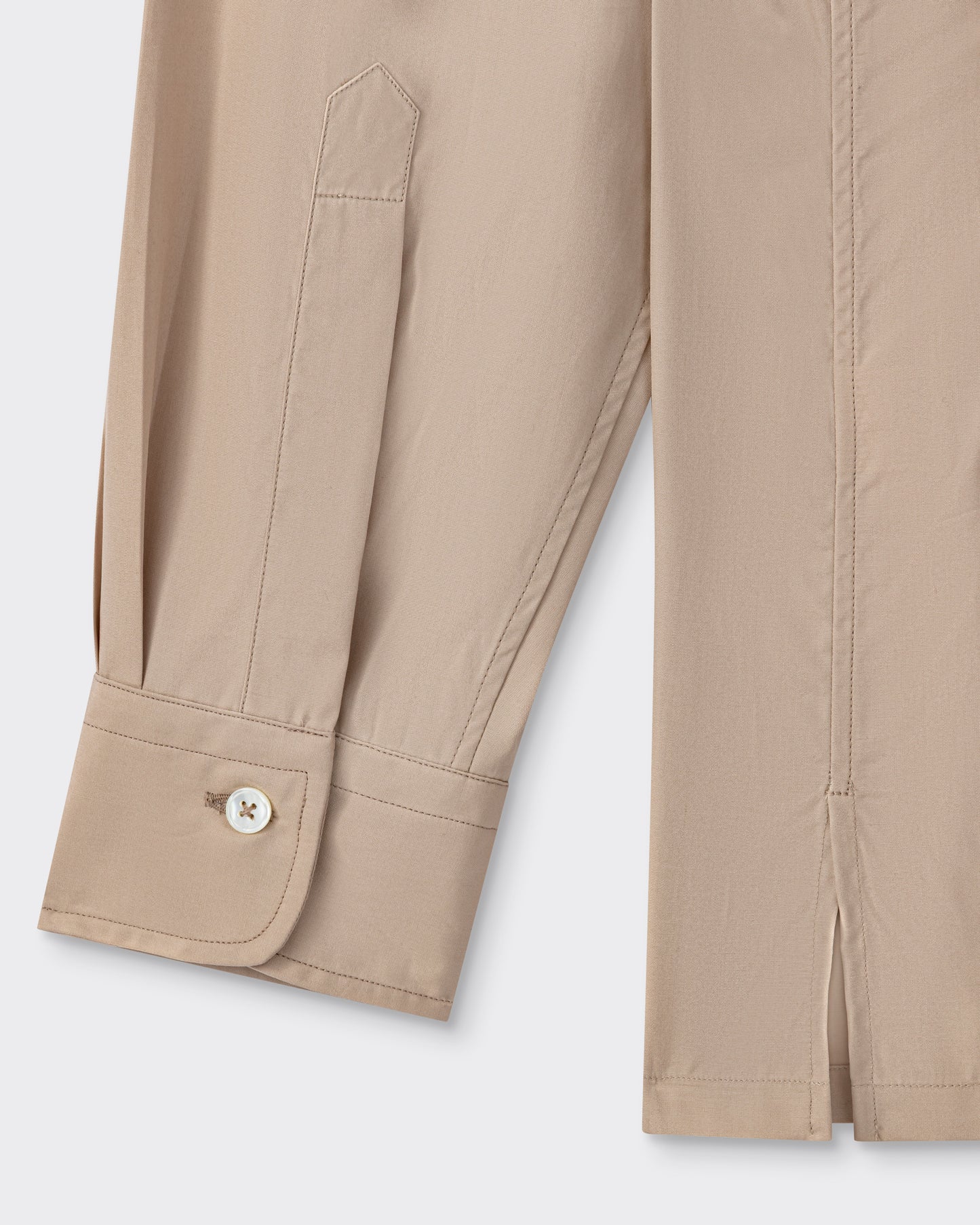 Cuff detail with mother-of-pearl button, beige poplin shirt, BEIGE HABILLEUR PARIS