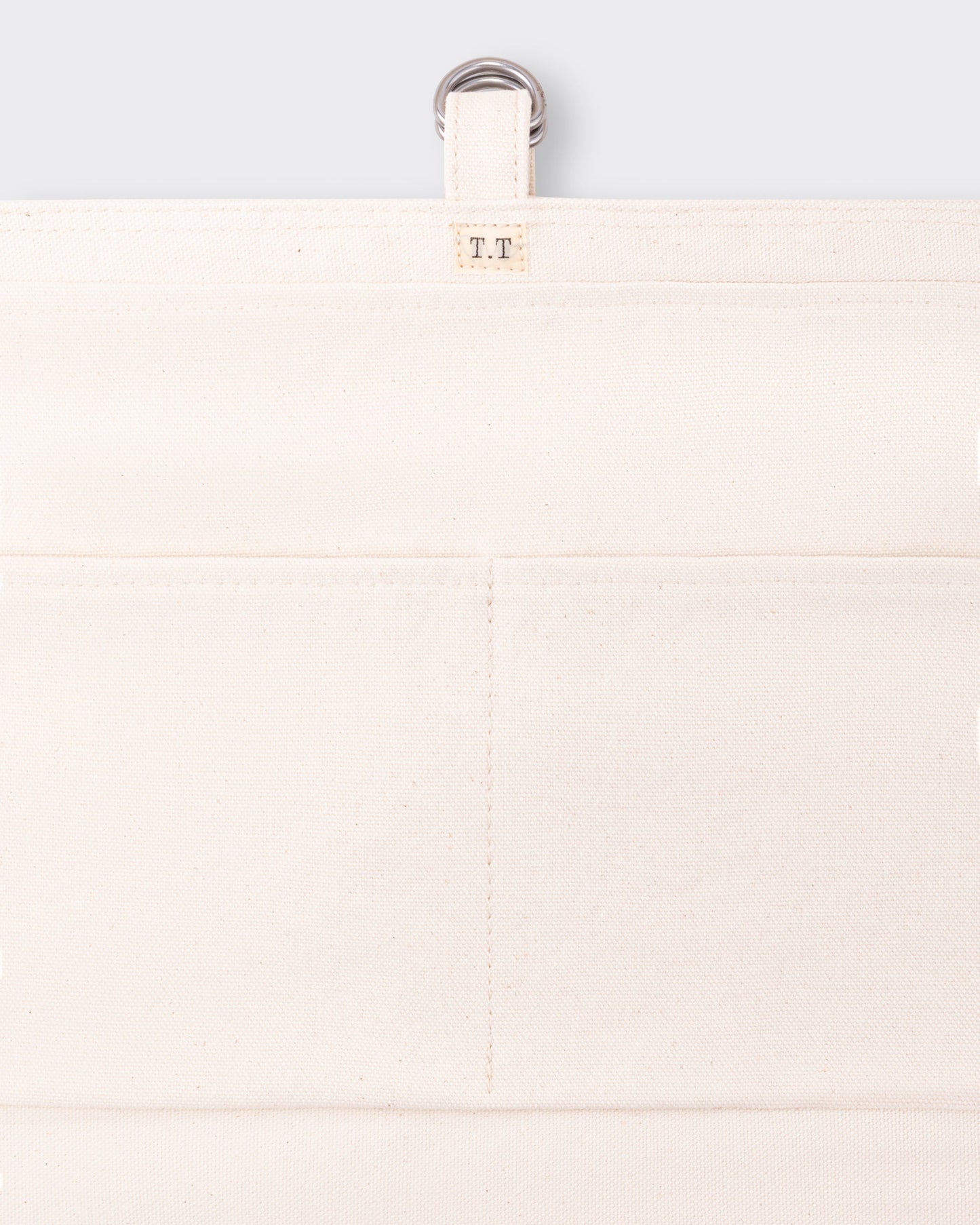 Détail des rivets en fer brut et surpiqûres irrégulières, sac Newsboy T.T Lot.004
