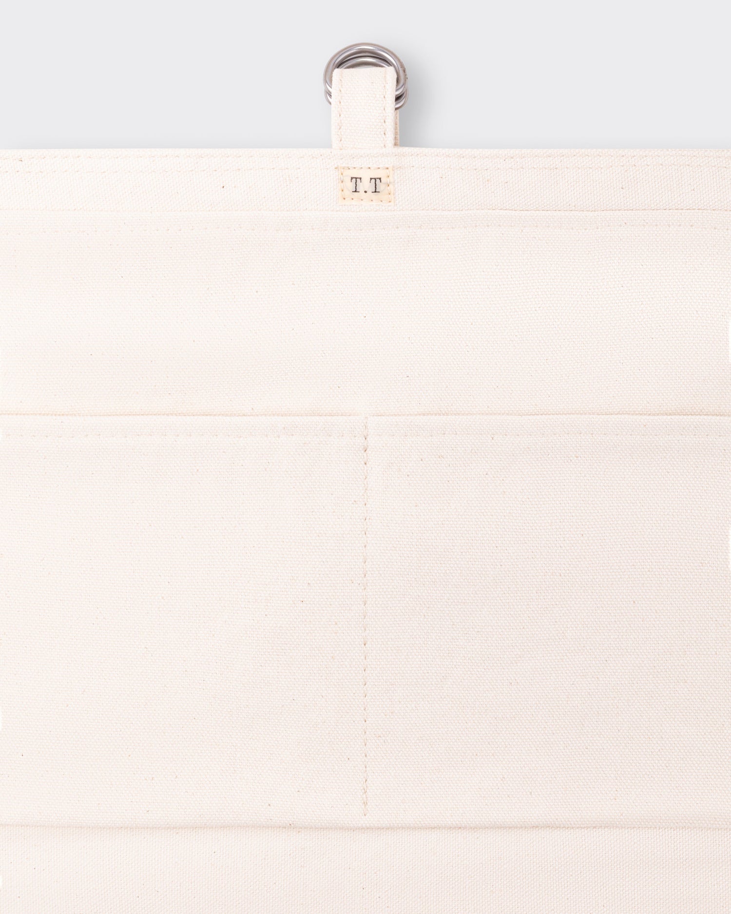 Détail des rivets en fer brut et surpiqûres irrégulières, sac Newsboy T.T Lot.004
