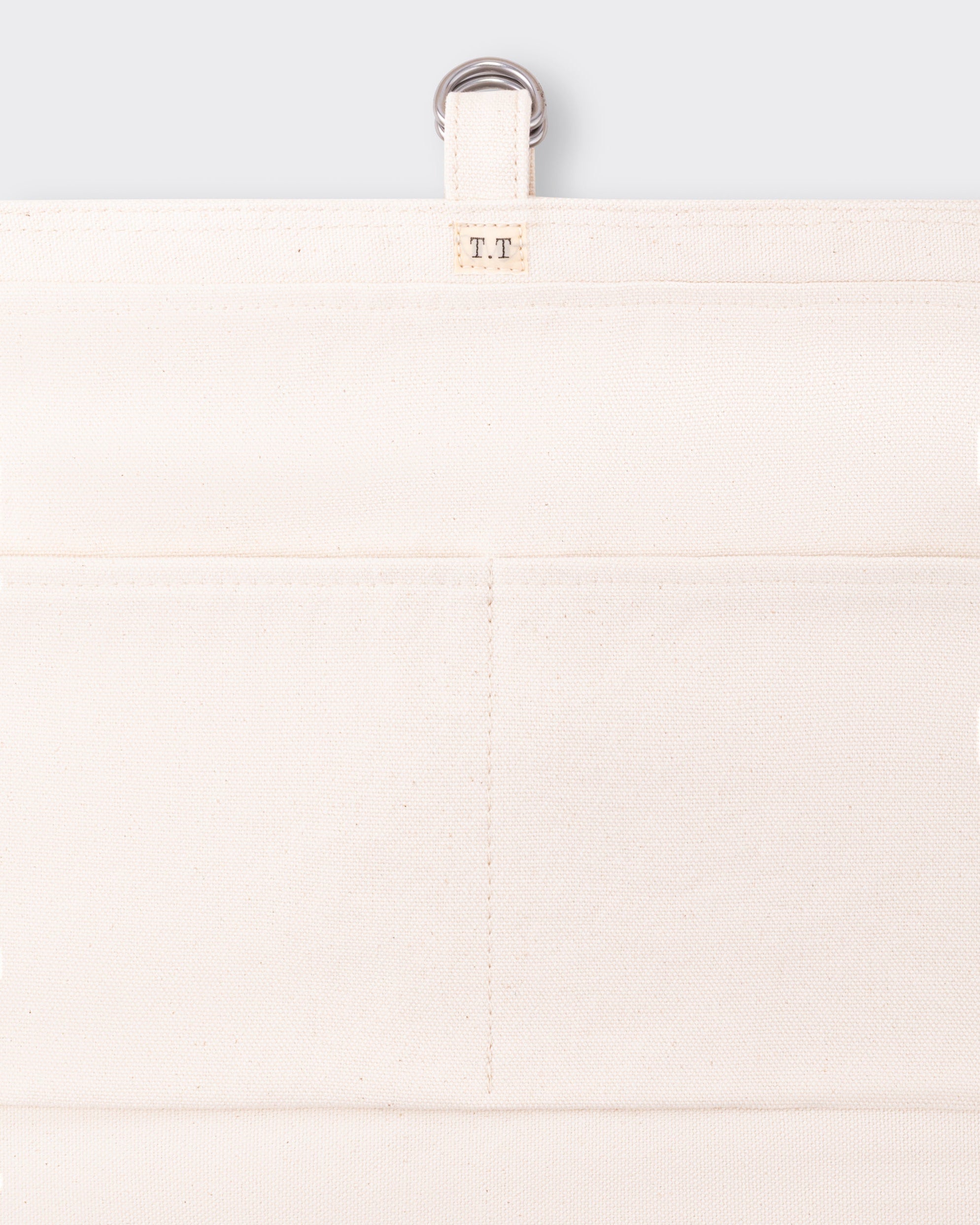 Détail des rivets en fer brut et surpiqûres irrégulières, sac Newsboy T.T Lot.004