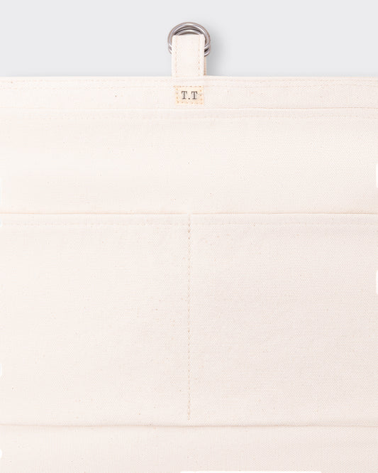 Détail des rivets en fer brut et surpiqûres irrégulières, sac Newsboy T.T Lot.004