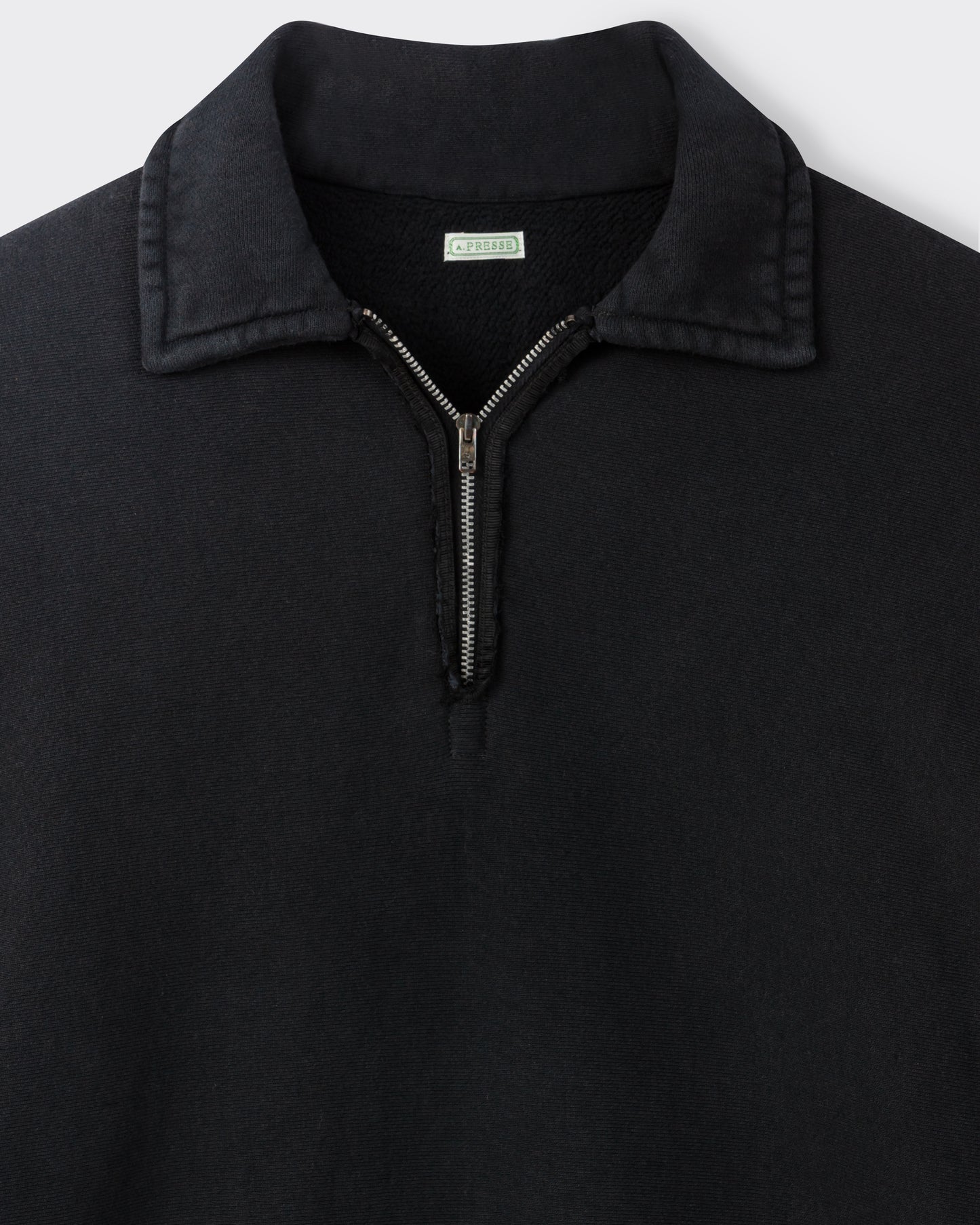 A.PRESSE half zip sweatshirt in black cotton fleece, close-up on the fleece and collar zip