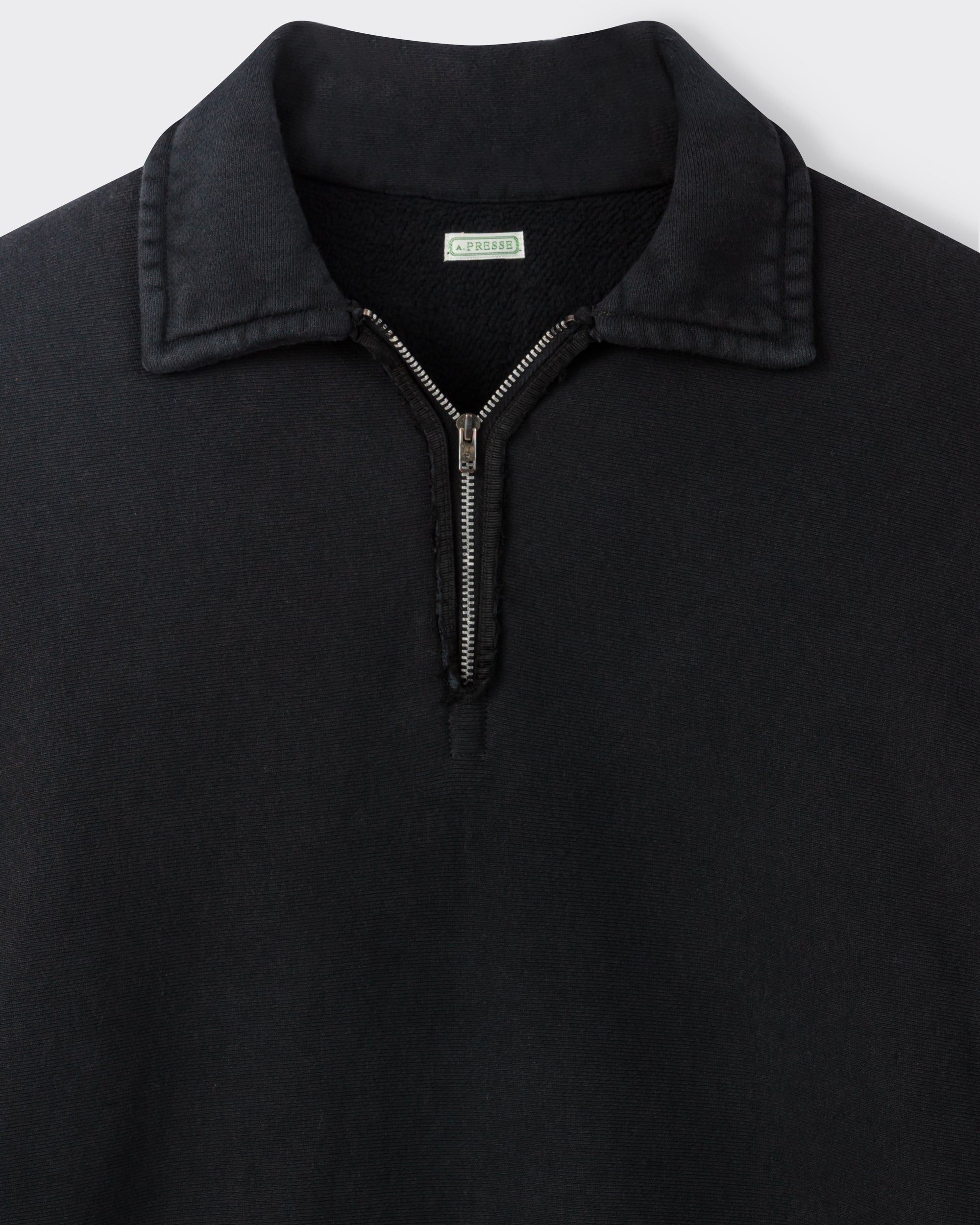 A.PRESSE half zip sweatshirt in black cotton fleece, close-up on the fleece and collar zip