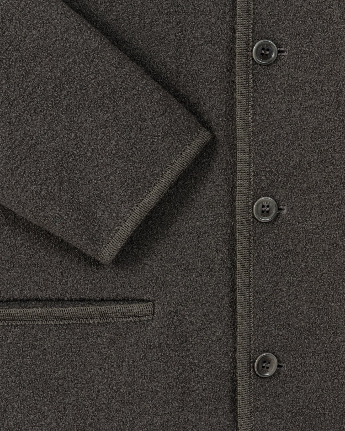 RIER Walker wool jacket in Zinc grey, close-up of the welt pocket and felted wool texture