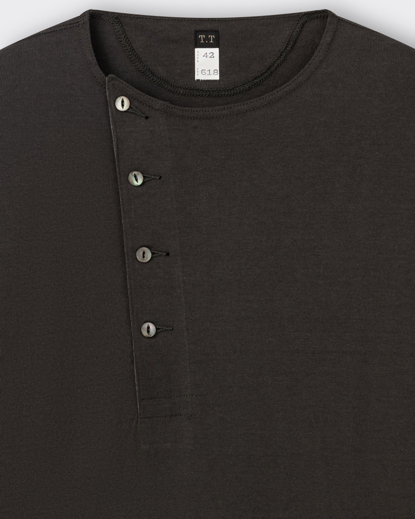 T.T Lot.618 Side Henley Neck in charcoal cotton, collar detail