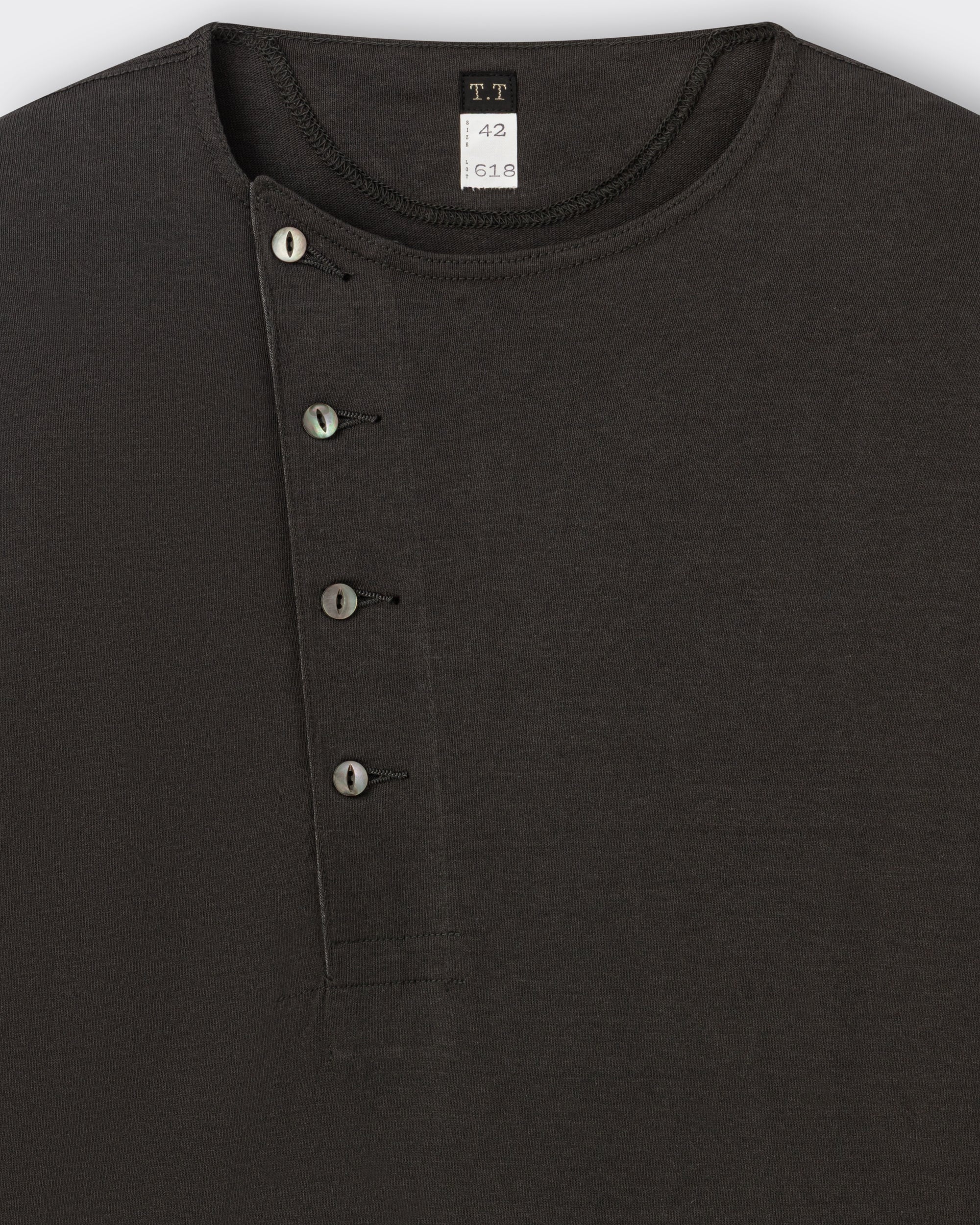 T.T Lot.618 Side Henley Neck in charcoal cotton, collar detail