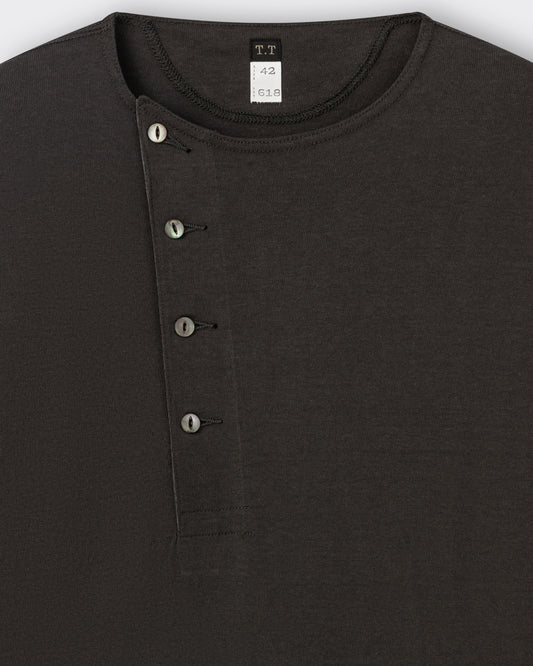 T.T Lot.618 Side Henley Neck in charcoal cotton, collar detail