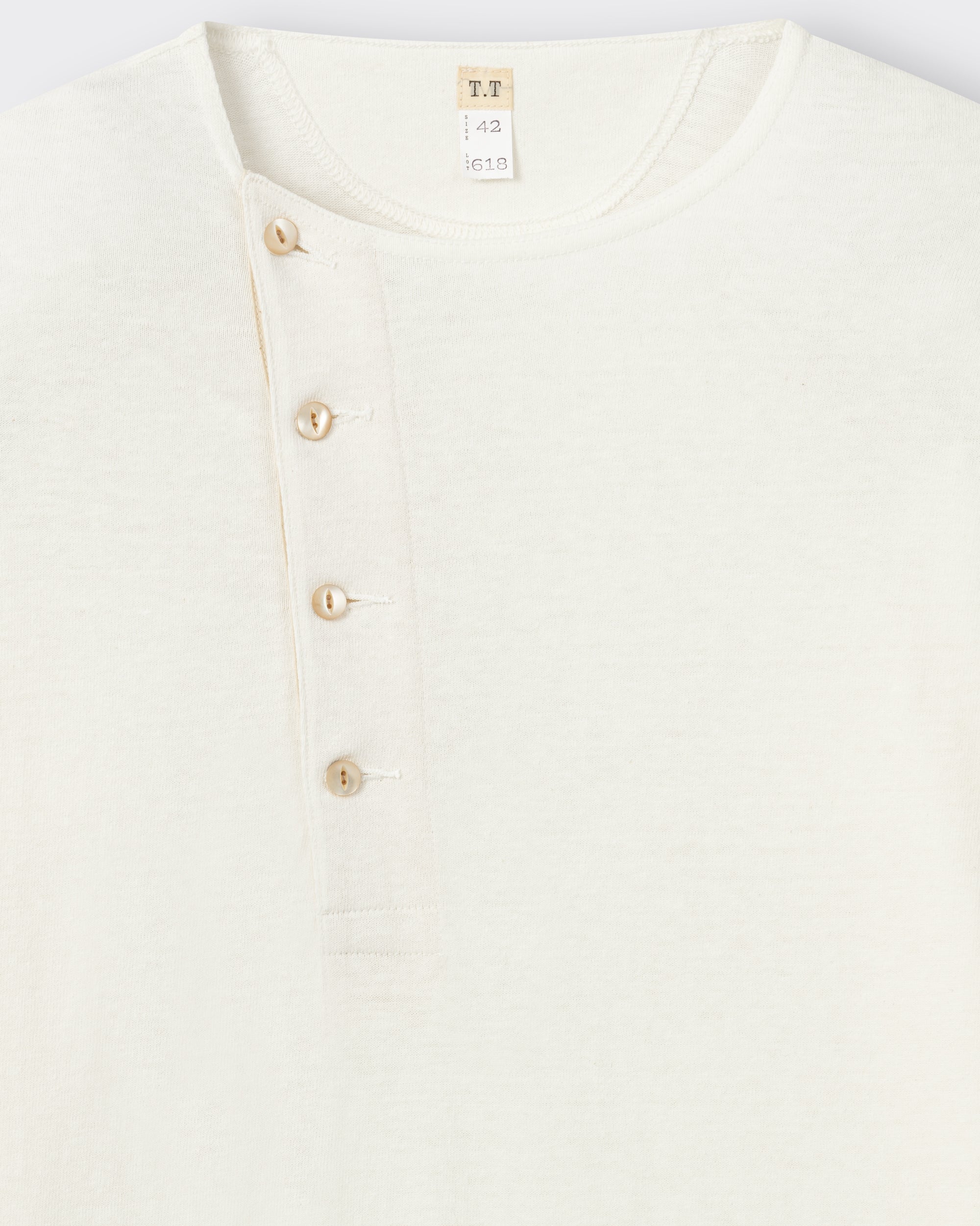 T.T Lot.618 Side Henley Neck in ivory cotton, collar detail