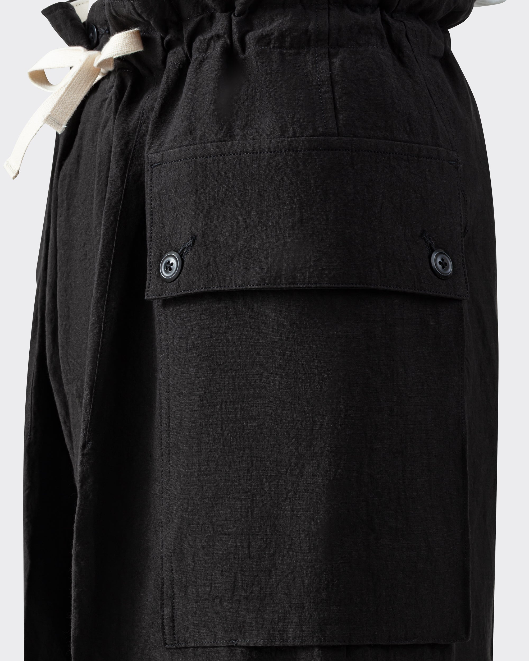 Détail poches plaquées à rabat et soufflets pantalon Haversack