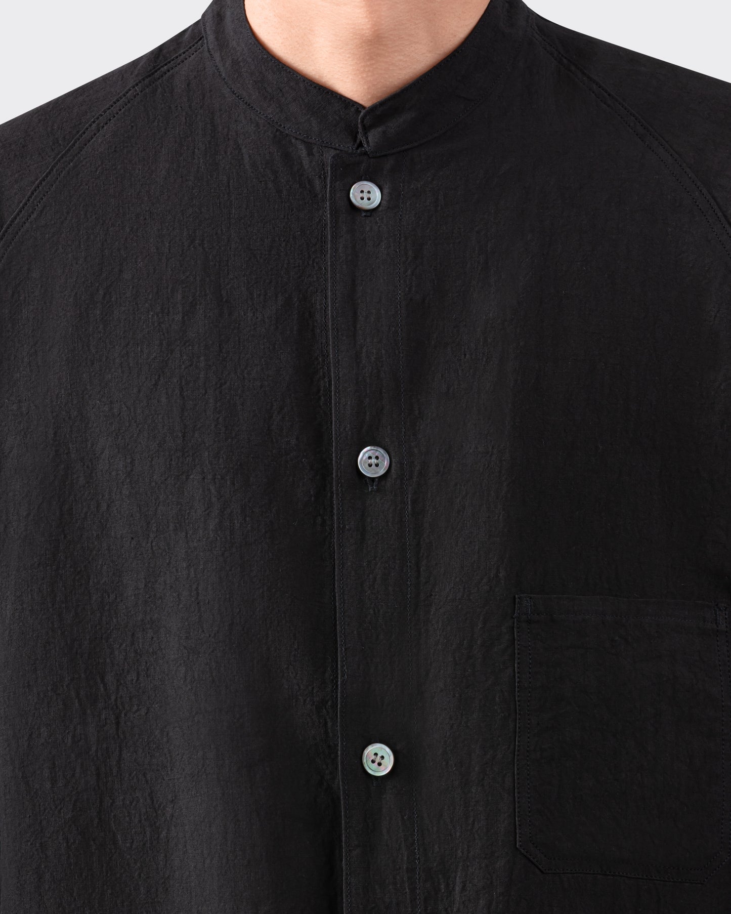 Détail col mandarin boutons nacre chemise Haversack