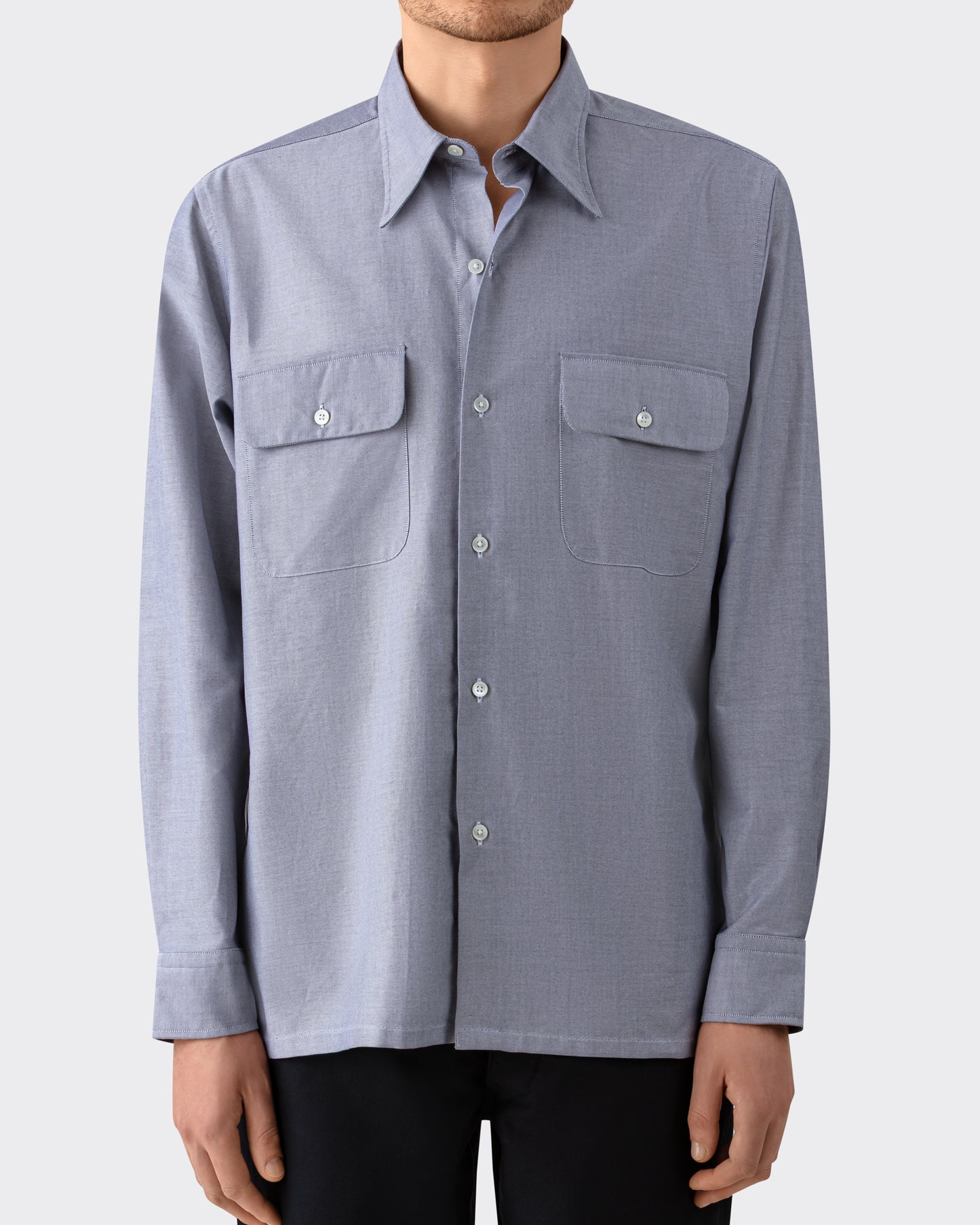 Model wearing grey cotton oxford shirt, BEIGE HABILLEUR PARIS