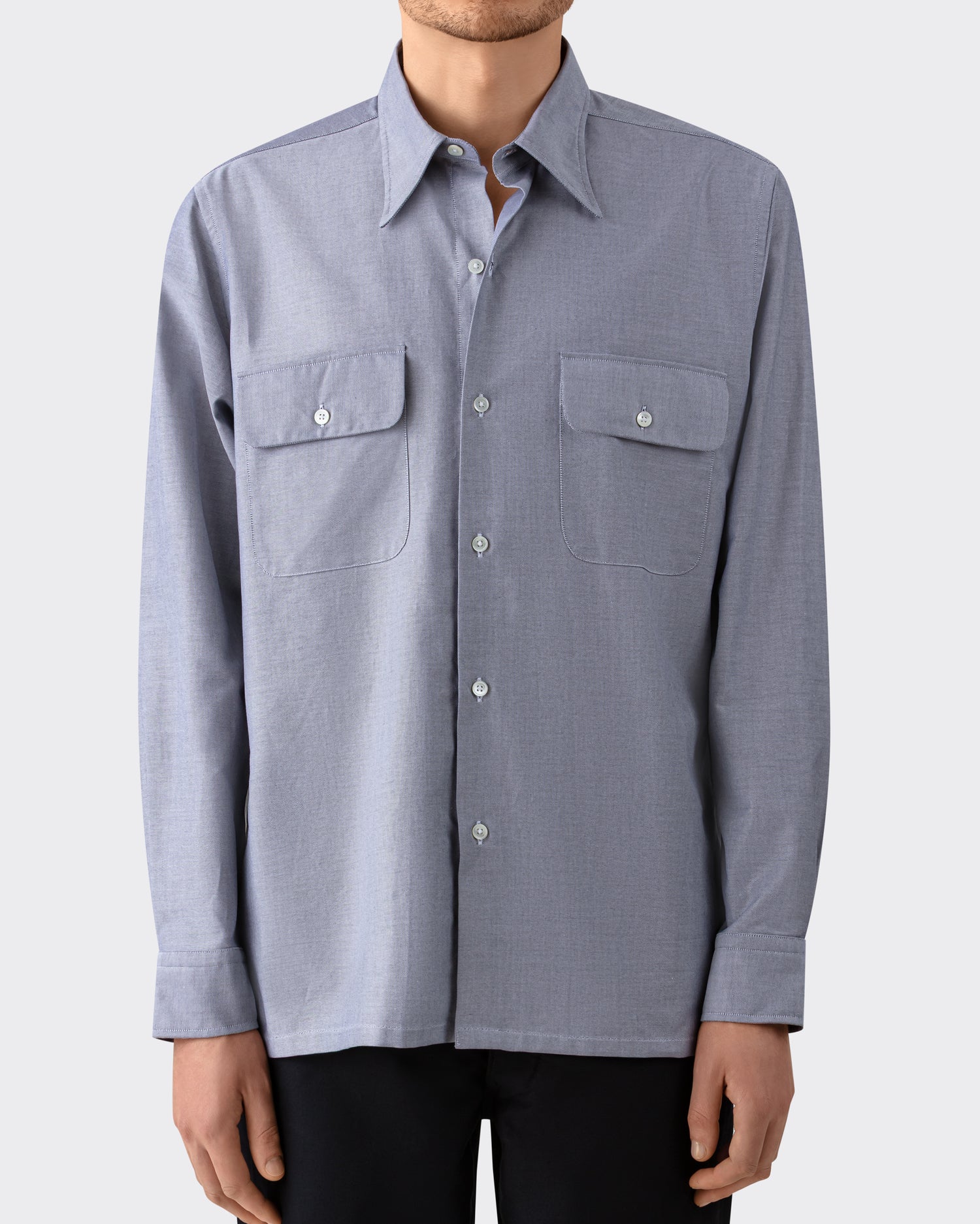 Model wearing grey cotton oxford shirt, BEIGE HABILLEUR PARIS