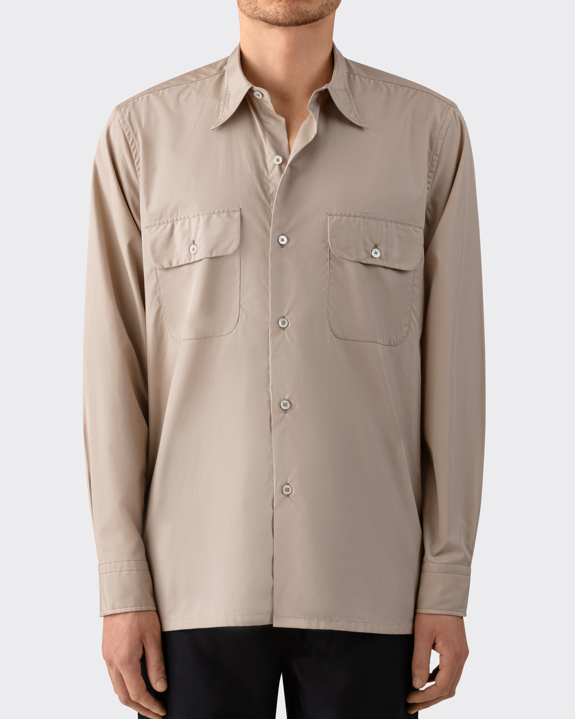 Model wearing beige cotton poplin shirt, BEIGE HABILLEUR PARIS