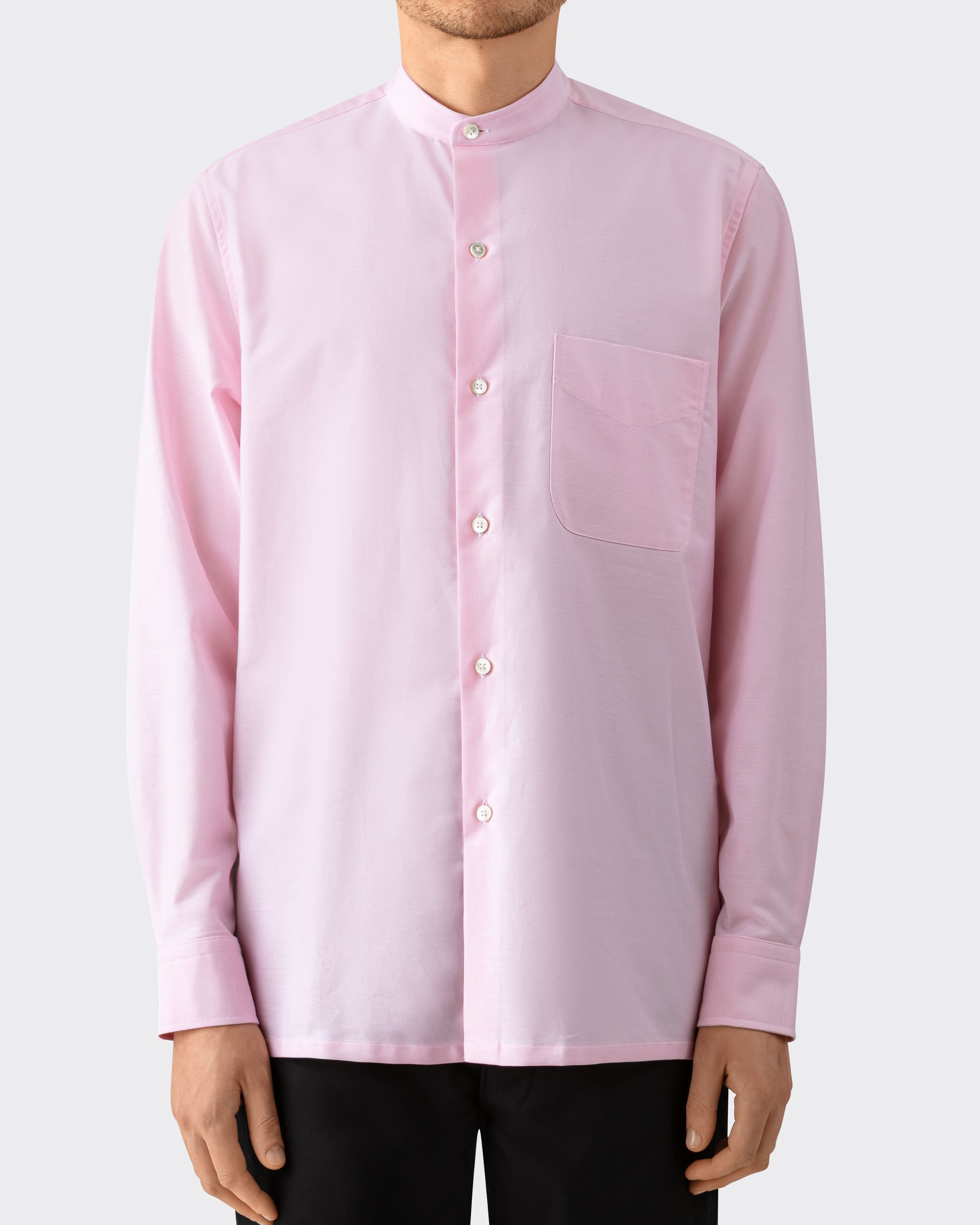 Model wearing pink cotton oxford shirt, BEIGE HABILLEUR PARIS