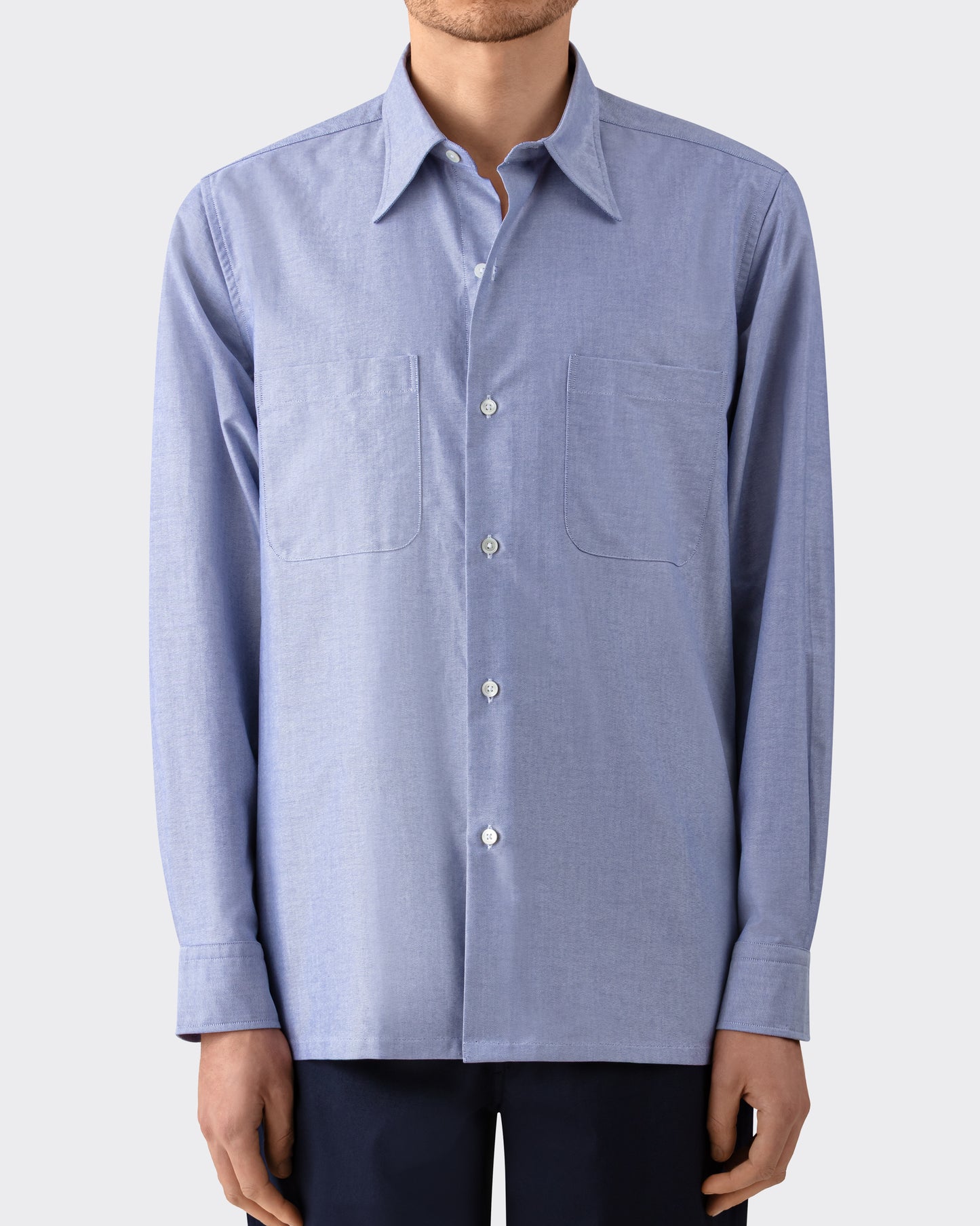 Model wearing navy cotton oxford shirt, BEIGE HABILLEUR PARIS