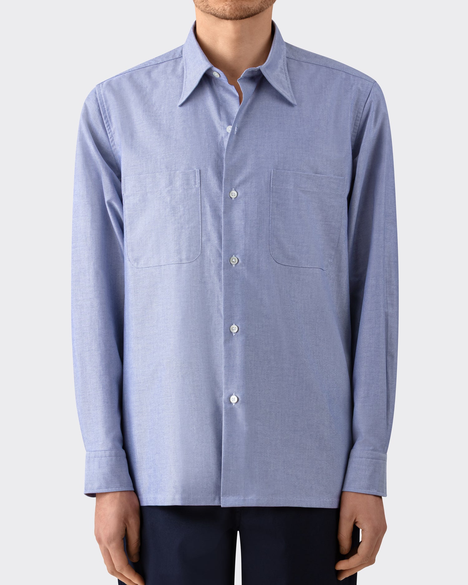 Model wearing navy cotton oxford shirt, BEIGE HABILLEUR PARIS