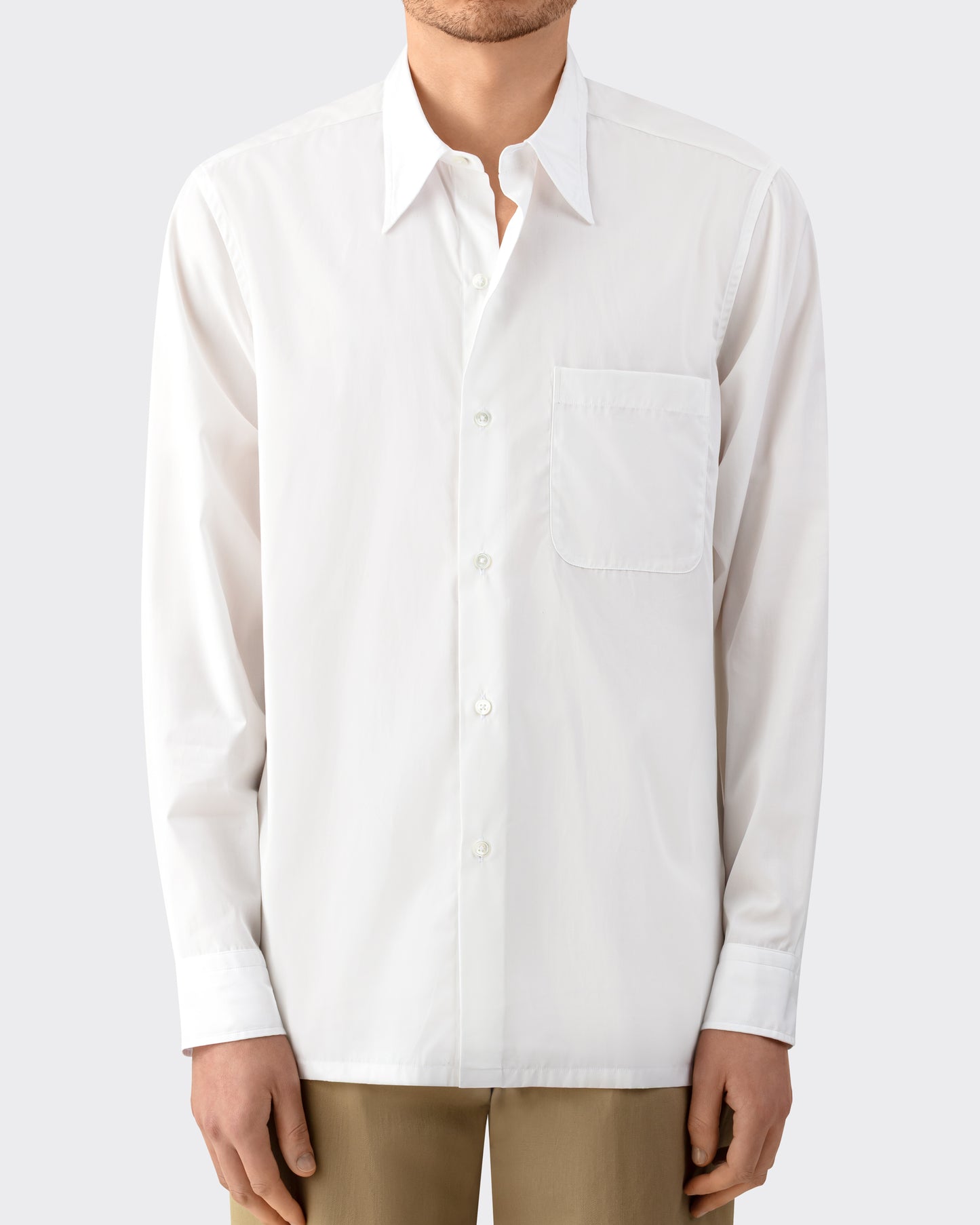 Model wearing white cotton poplin shirt, BEIGE HABILLEUR PARIS