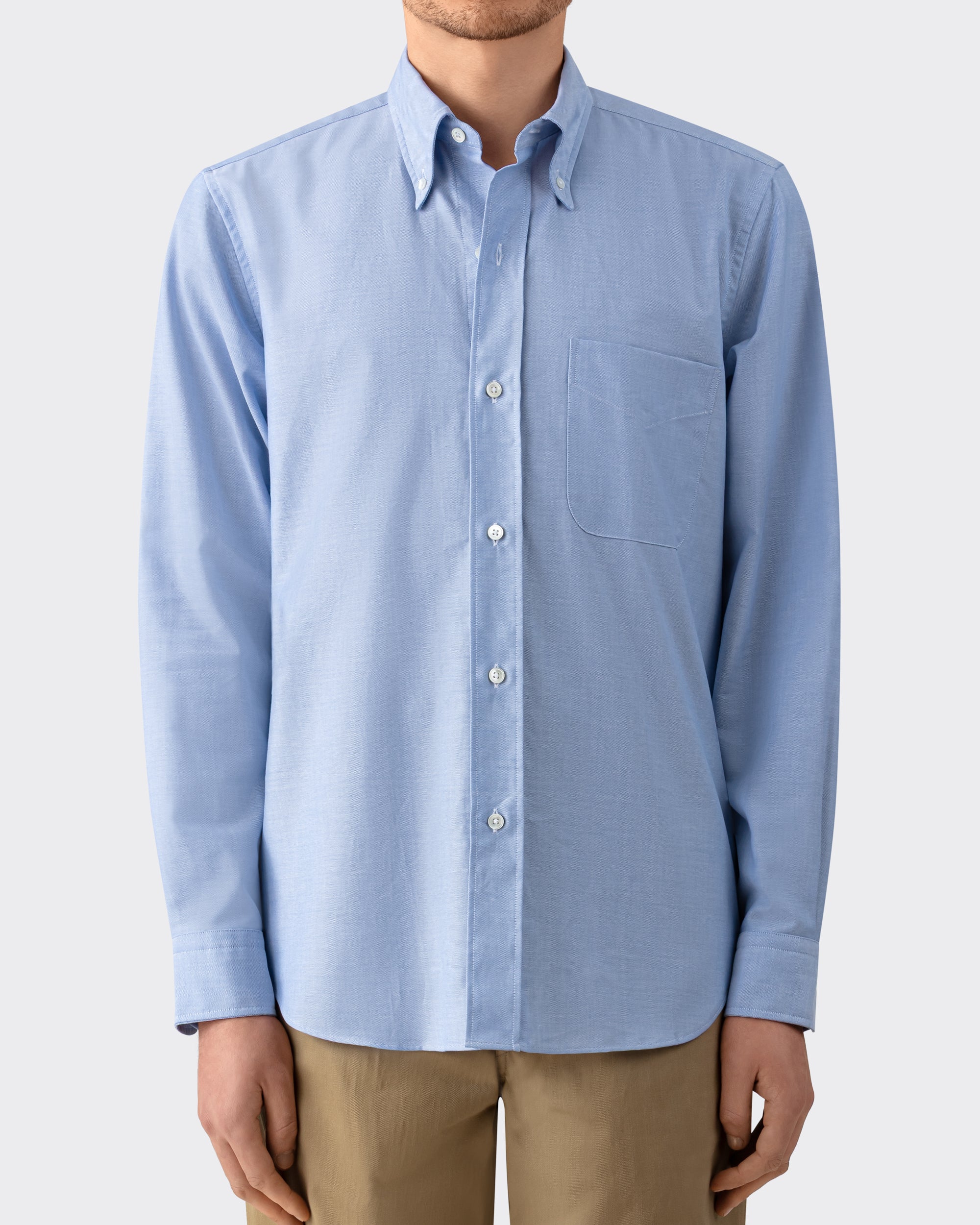 Model wearing sky blue cotton oxford OCBD shirt, BEIGE HABILLEUR PARIS